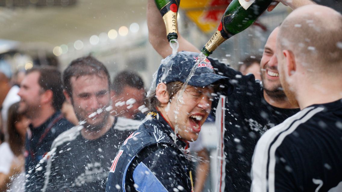 Erst die Dusche, dann die Flasche - Sebastian Vettel nach dem erfolgreichen Rennen.