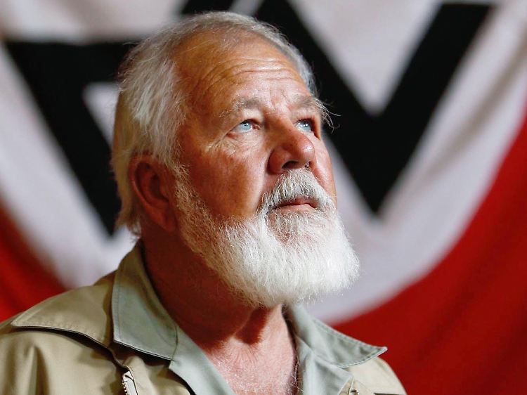 Terreblanche wurde auf seiner Farm von zwei schwarzen Arbeitern mit Hieb- und Stichwaffen getötet.