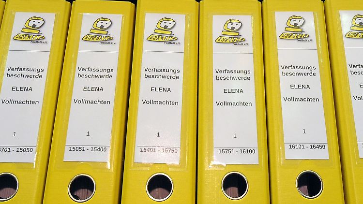 Datenschutz-Organisationen haben 22.000 Unterschriften für ihre Verfassungsbeschwerde gesammelt.