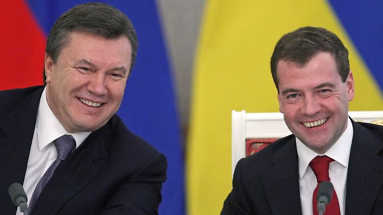 Russlands Präsident Medwedew (r.) will die Ukraine wieder stärker an sein Land binden.