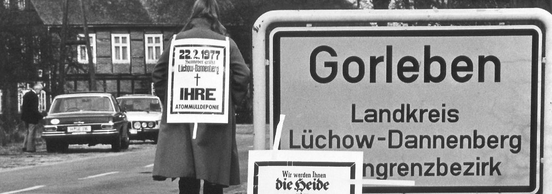 Erste Zeichen der Bürgerinitiative gegen den Bau der Atommülldeponie, aufgenommen am 7. März 1977.