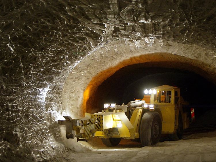 Salzbrocken werden mit einem Spezialfahrzeug auf einer 840 Meter tiefen Strecke im Erkundungsbergwerk in Gorleben von der Wand geschlagen. (Archivbild von 2003)