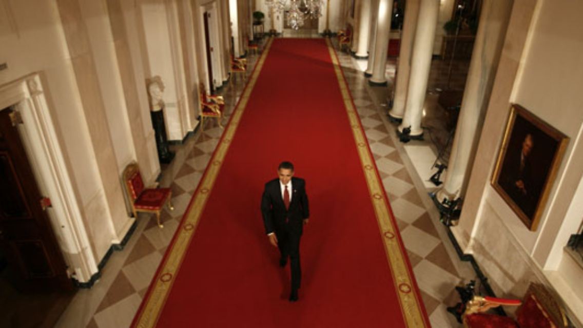 10. Februar: Wieder in Washington, läuft Obama durch die Cross Hall zum East Room. Dort erwartet ihn seine erste Pressekonferenz als Präsident.