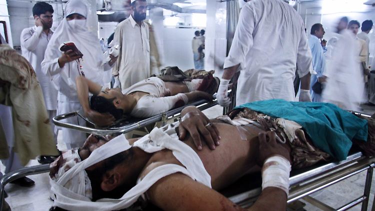 Zwei schwer Verletzte werden in einem Krankenhaus in Pakistan versorgt. Sie sind Opfer eines Bombenanschlags, bei dem 40 Menschen sterben.