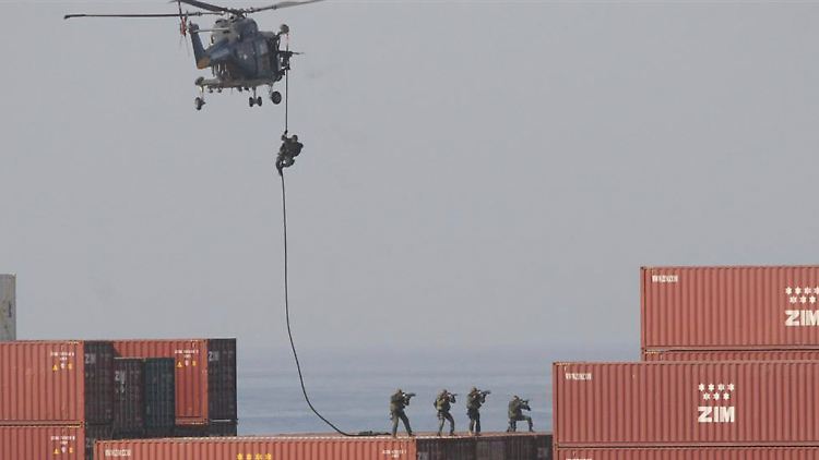 Niederländische Marinesoldaten seilen sich von einem Hubschrauber auf das Deck der "Taipan" ab.