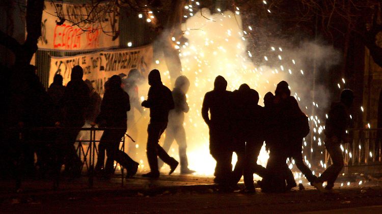 Unruhen in Griechenland, wie im Dezember 2008, könnten bald wieder drohen, befürchtet offenbar die griechische Regierung. Sie will deshalb Änderungen im EU-Nothilfeplan durchsetzen.