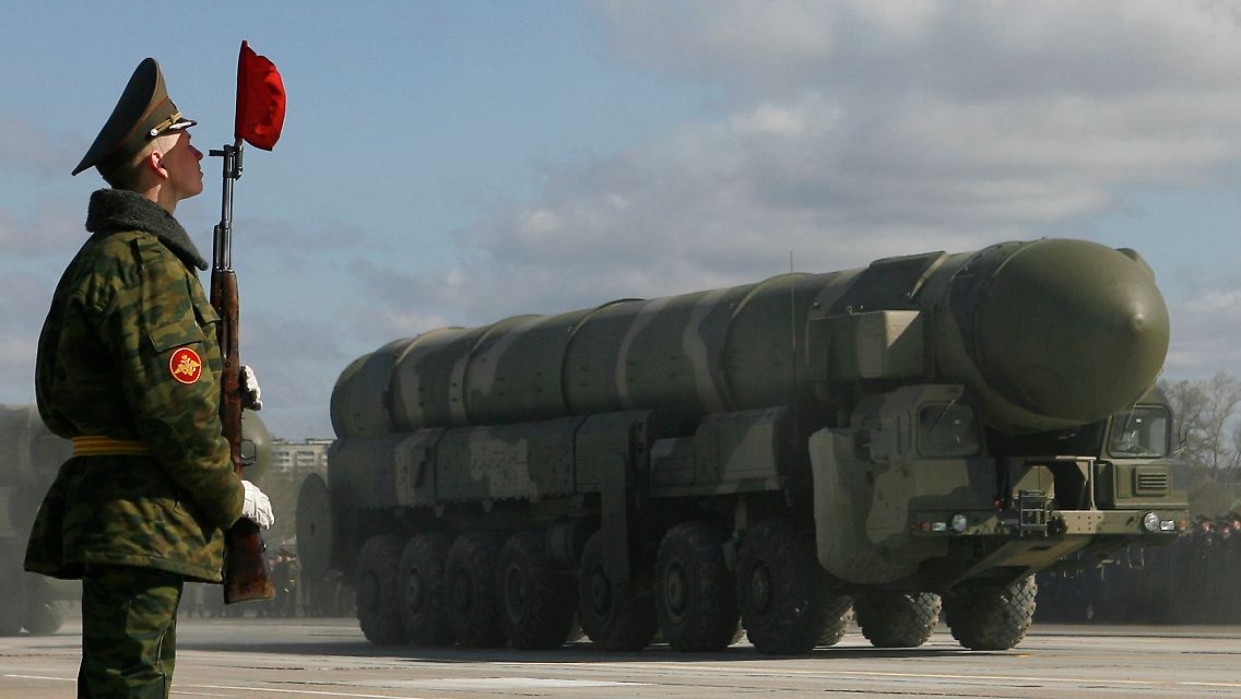 Russische Trägerrakete Topol-M bei einer Militärparade in Moskau.