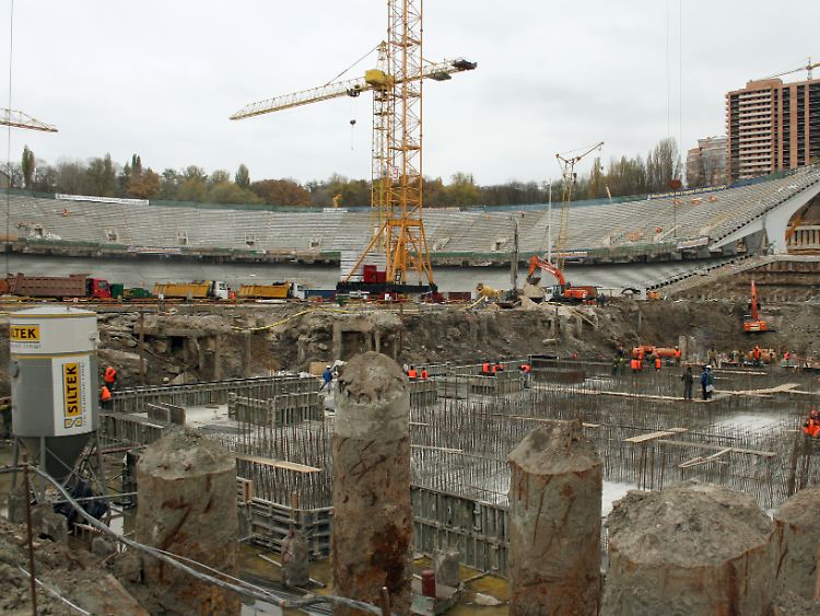 Innenraum des in Renovierung befindlichen Olympiastadions in Kiew. (Aufnahme vom 02.11.2009)