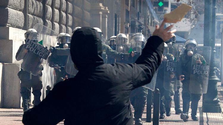 Demonstration in Athen: Der Druck von der Straße ist ebenso enorm wie die Belastung durch die mauen Kassen.