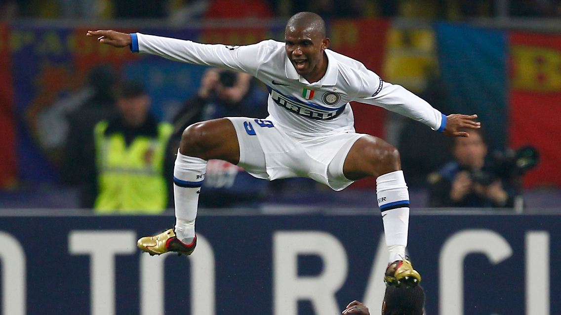 Samuel Eto'o im Zweikampf mit Moskaus Chidi Odiah. Eto'o steht im Halbfinale, Odiah flog vom Platz.