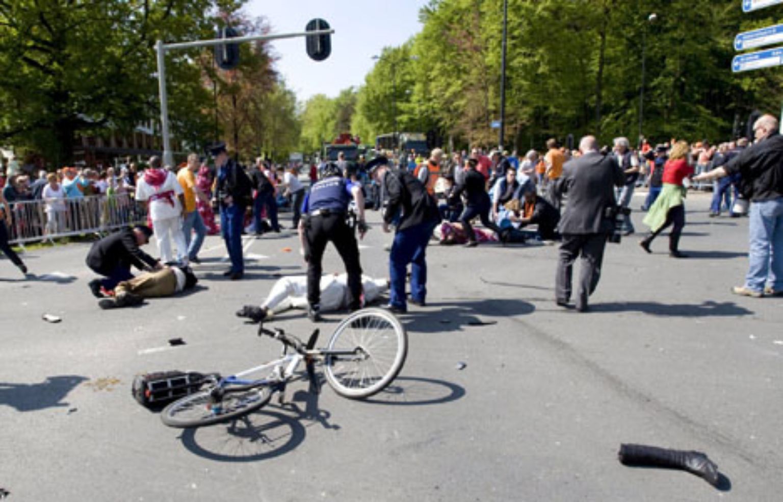 Am niederländischen Nationalfeiertag 2009 - dem Koninginnedag - ist während einer Parade mit der Königsfamilie in Apeldoorn ein Mann mit dem Auto in die Menge gerast und hat vier Menschen getötet.