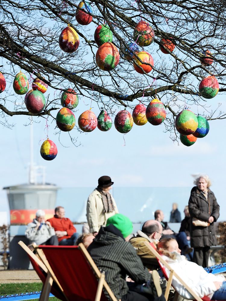 Mit Ostereiern geschmückter Baum bei Travemünde an der Ostsee - und Sonne. (Archivbild vom 2. April 2010, Karfreitag)