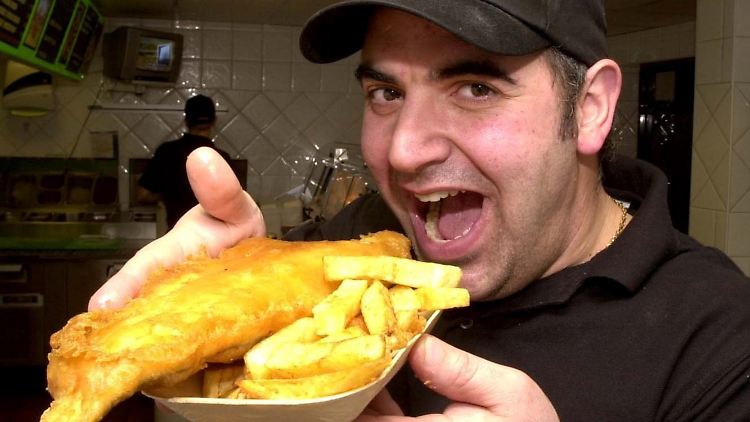 Fettig, knusprig, weich und heiß: Die Briten lieben ihre Fish and Chips.