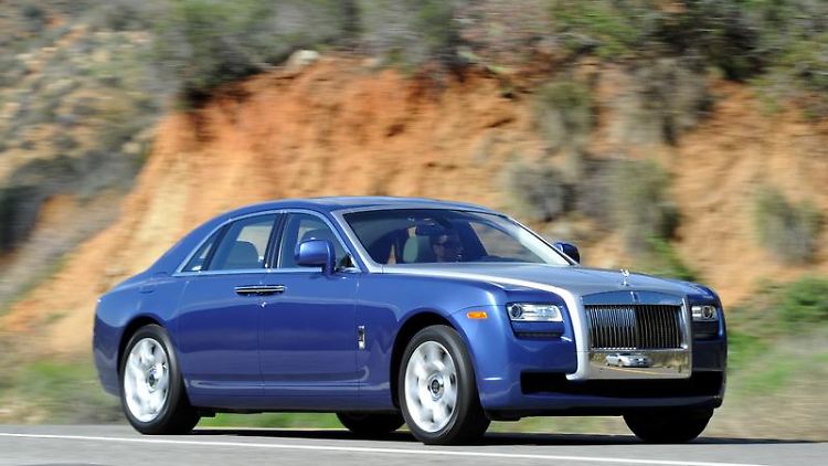 Der neue Rolls-Royce Ghost ist mit einer Länge von 5,40 Metern fast schon ein "Baby-Rolls". Der Auftritt gerät deshalb aber nicht weniger prunkvoll.