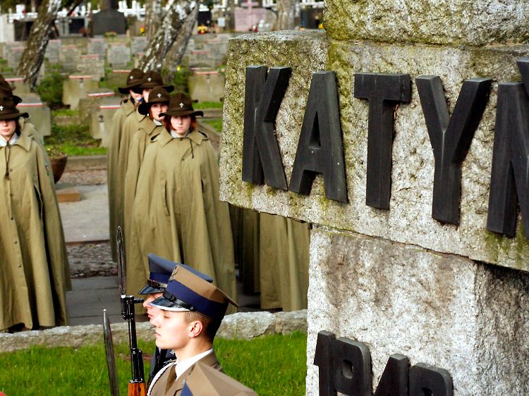 Zeremonie am Mahnmal für den Massenmord.