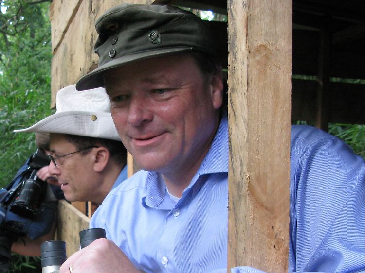 Bundesentwicklungsminister Dirk Niebel im Januar im Virunga Nationalpark in einer Berggorilla-Waisenstation. Die Mütze hat er seit 25 Jahren - sie stammt aus einem Einzelkämpferlehrgang.