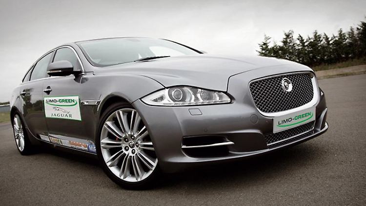 Elektroauto mit Zusatzantrieb: Jaguar hat eine Hybridstudie auf Basis der Oberklasse-Limousine XJ vorgestellt.