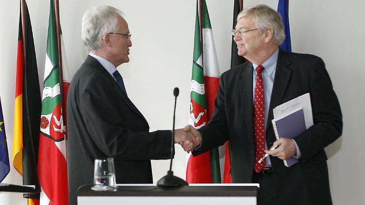 Hdnschlag zum Abschied: NRW-Ministerpräsident Rüttgers und Opel-Chef Reilly nach dem Gespräch.