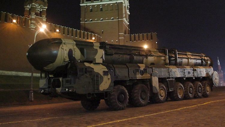 Eine Interkontinentalrakete vom Typ Topol, die mit Atomsprengköpfen bestückt werden kann. Hier während einer Generalprobe zu einer Parade auf dem Roten Platz.