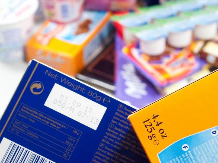 Um sich vor Mogelpackungen zu schützen, müssen Verbraucher auf den Grundpreis achten.