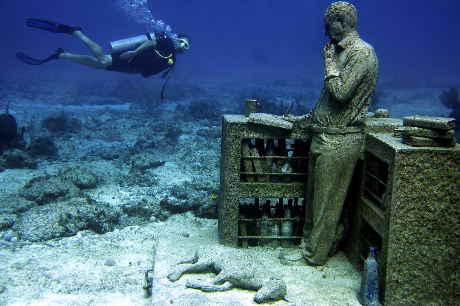 Vor der mexikanischen Küstenstadt Cancún stehen riesige Skulpturen auf dem Meeresboden. 