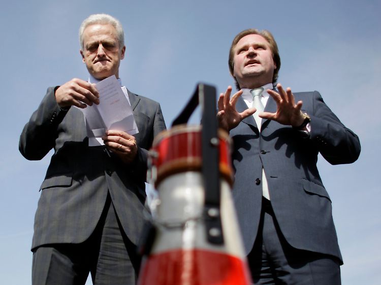 Bundesverkehrsminister Ramsauer und NRW-Verkehrsminister Lienenkämper (von links) stellten das System vor.
