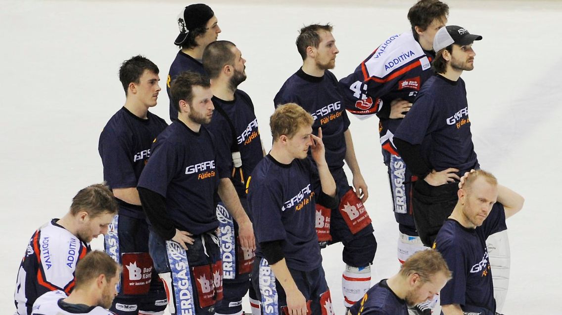 Ratlos auf dem Eis: Berlins Eisbären nach dem Spiel.