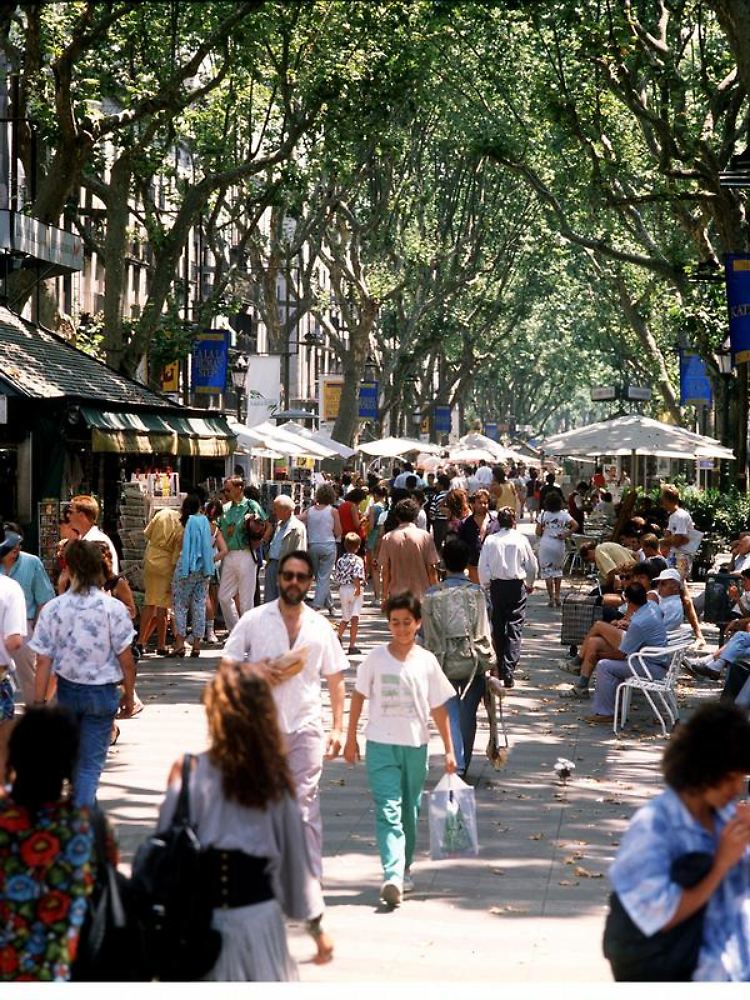 In Großstädten wie Barcelona - hier der Boulevard Las Ramblas - sind die Hotelpreise deutlich gestiegen.