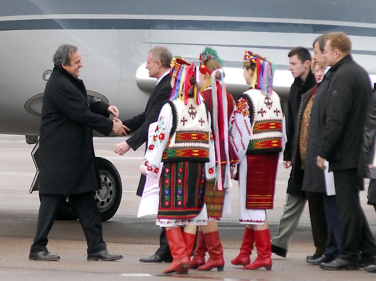 Von der bunten Folklore zur Begrüßung ließ sich Platini nicht blenden. In der Ukraine liegt Einiges im Argen.