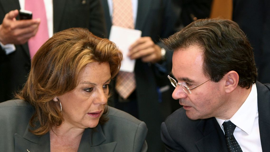 Griechenlands Wirtschaftsministerin Louka Katseli mit Finanzminister George Papaconstantinou.