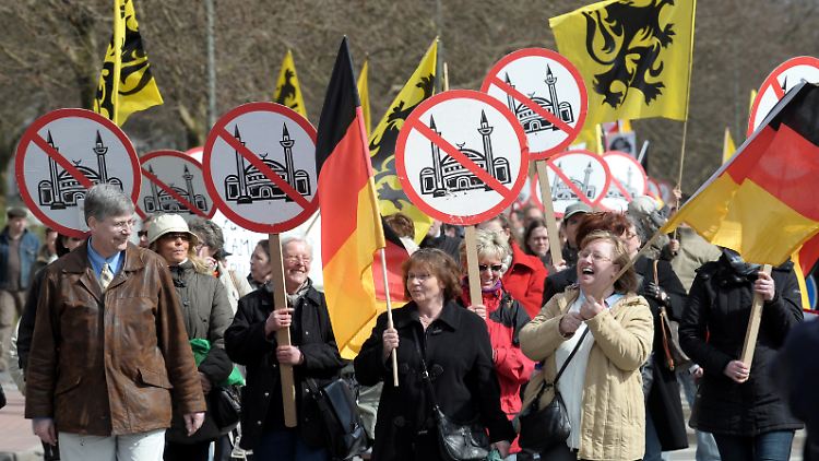 Mit Fahnen und Transparenten machen Sympathisanten der rechtsgerichteten Bürgerbewegung Pro NRW gegen den Bau von Moscheen mobil.