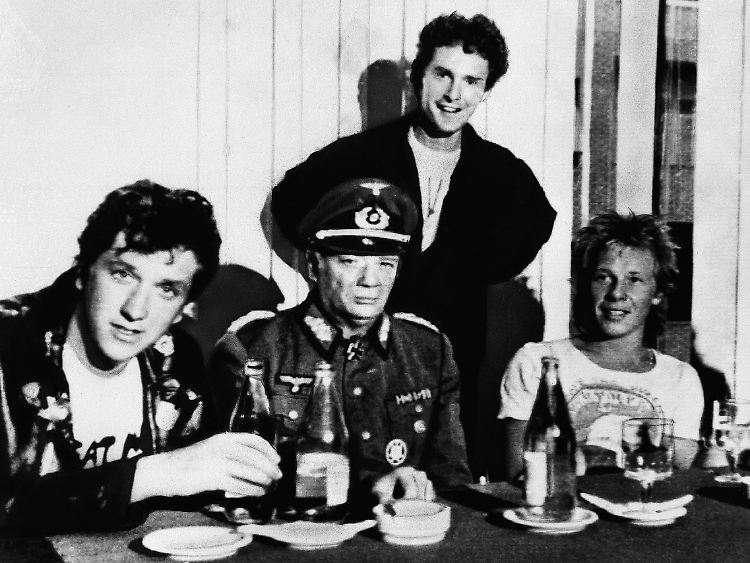 McLaren (stehend) mit Mitgliedern der Sex Pistols Steve Jones, Jim Fetter, Paul Cook und Ronald Biggs (v.l.)