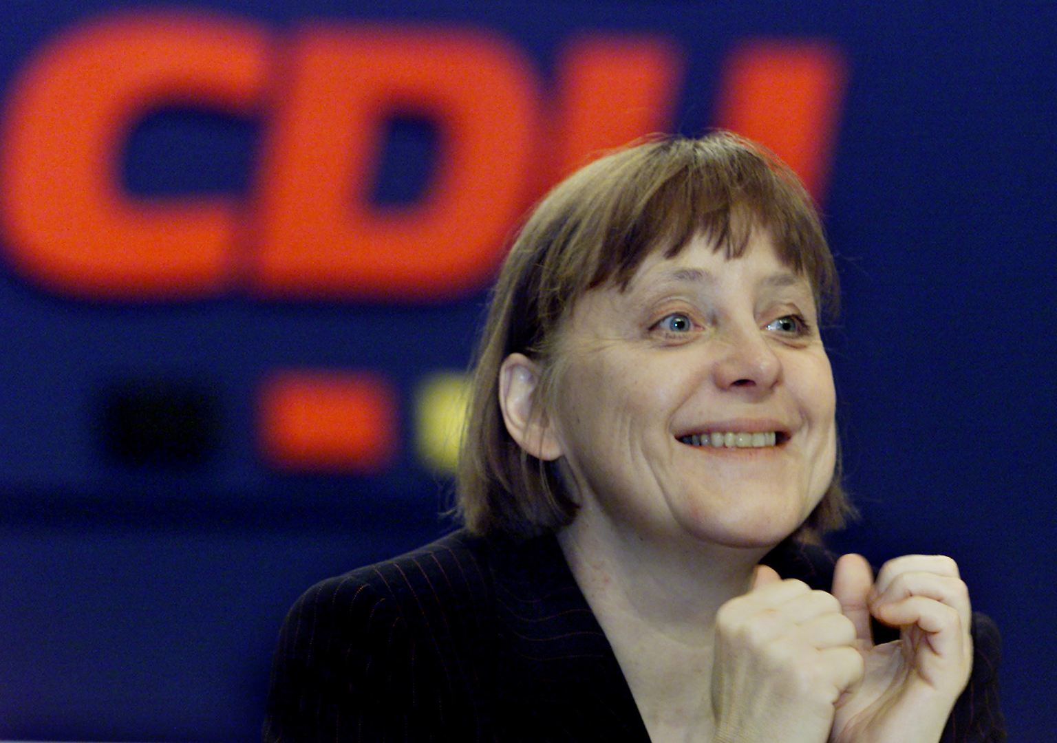 2000: Kleider machen Karriere? Nicht im Fall Angela Merkel möchte man sagen. Zunächst wird die am 10. April in Essen zur CDU-Vorsitzende gewählte Merkel wegen ihrer platten Frisur und unförmig sitzender Kostüme nicht selten von den Medien verspottet.