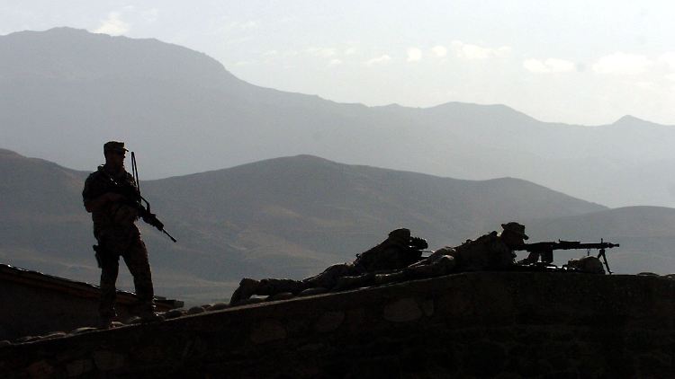 Gebirgsjäger der Bundeswehr sichern im afghanischen Faisabad den Flughafen.