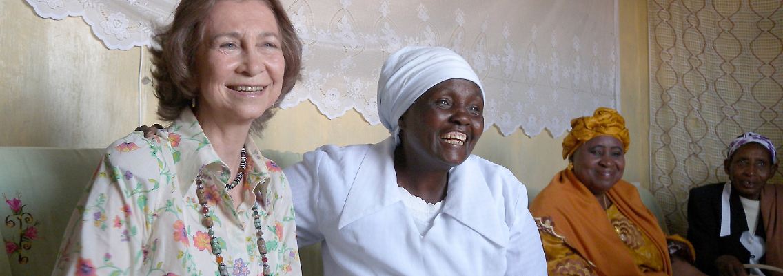 Königin Sofia von Spanien besucht die ehemalige Bettlerin Cecilia Nyambura (Mitte) in ihrer Wohnung in der Siedlung Kaputiei bei Nairobi in Kenia.