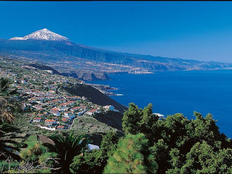 Von der Küste in schneebedeckte Höhen: Bei klarem Wetter beherrscht der 3718 Meter hohe Teide das Panorama an Teneriffas Nordküste.