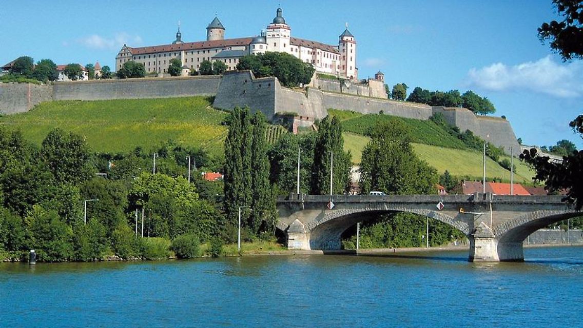 Die Festung Marienberg thront über den Dächern der Universitätsstadt - hoch auf die Festungsanlage geht es zu Fuß in 20 Minuten oder im Shuttlebus.