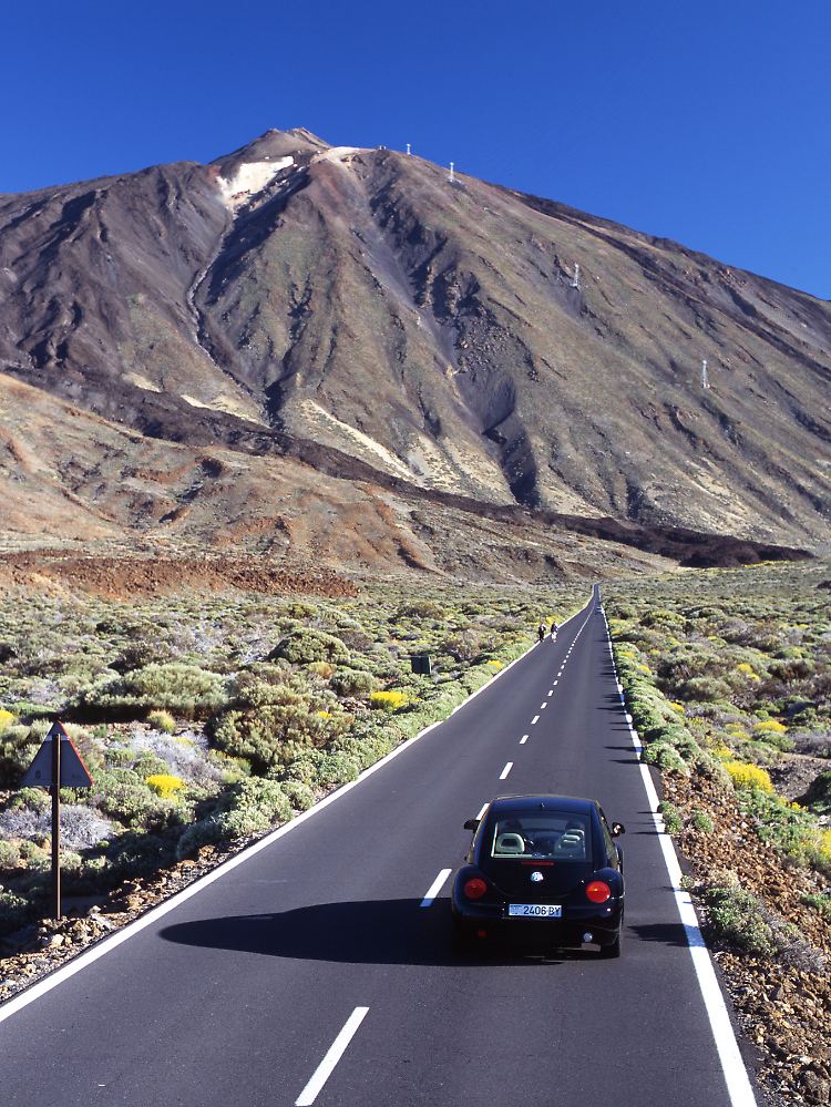 Den höchsten Gipfel Spaniens vor Augen: Die Zufahrt zur Teide-Seilbahn auf der Insel Teneriffa ist gut ausgebaut.