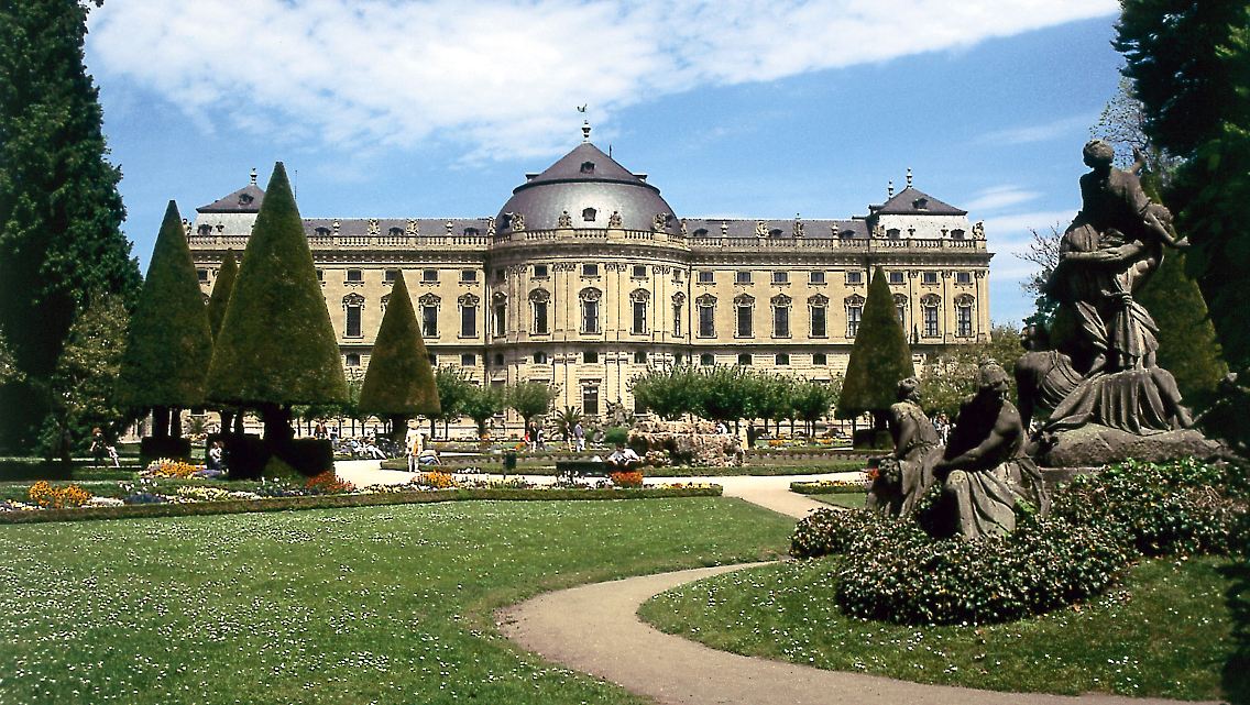 Die Residenz ist das Stadtschloss, das einst für die Fürstbischöfe Würzburgs gebaut wurde.