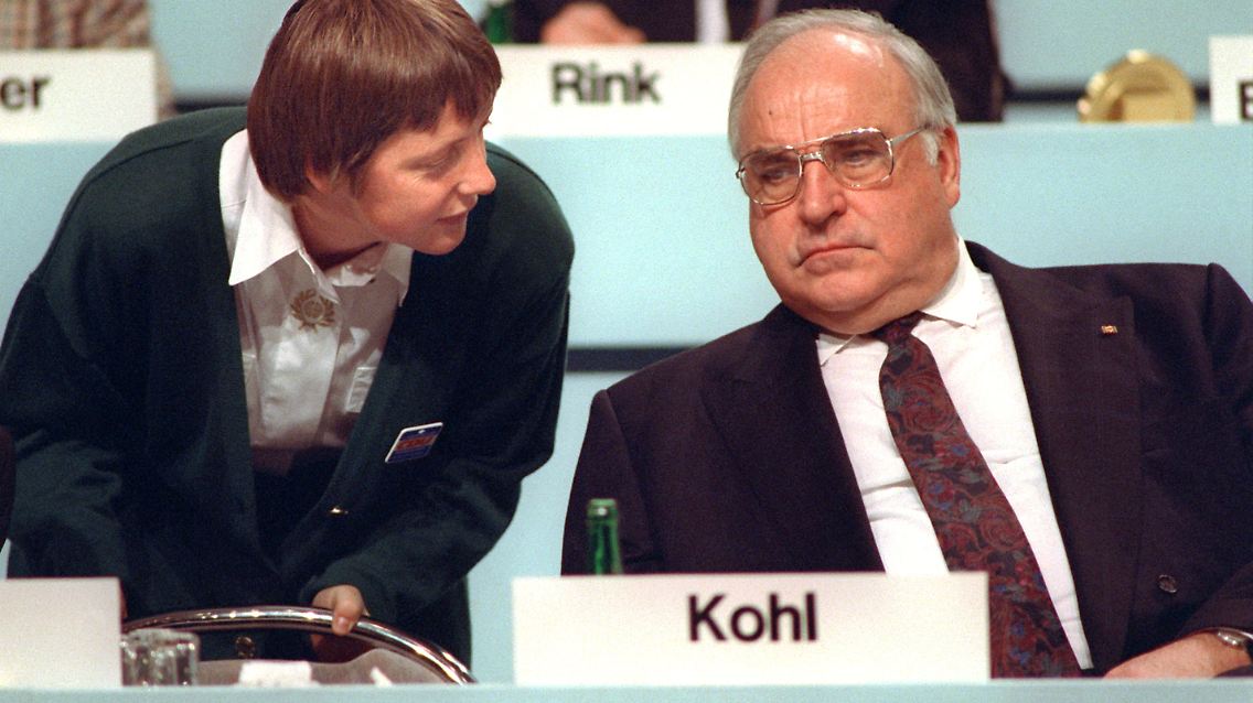 Da war sie noch sein "Mädchen": Merkel als Frauenministerin 1991.