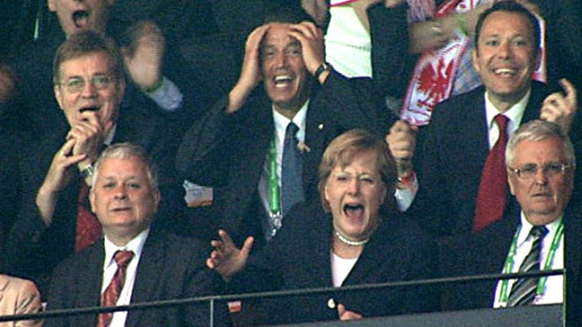 Merkel beim Fußball: Die Nationalelf hat eine neue Freundin.