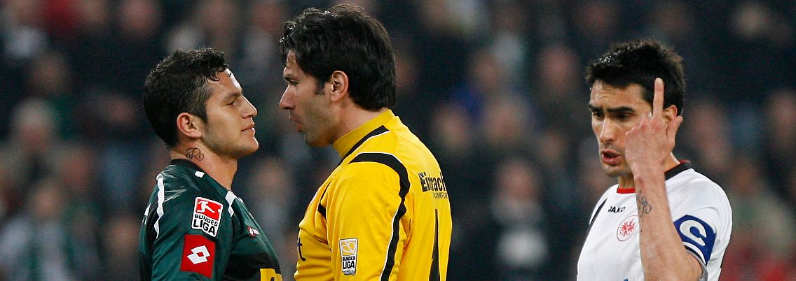 Raul Marcelo Bobadilla (l.) im Gespräch mit dem Frankfurter Schlussmann Oka Nikolov. Christoph Spycher steht daneben.