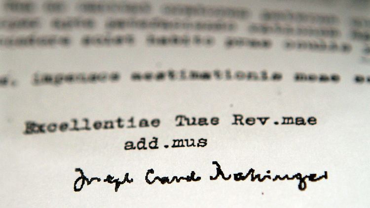 Detail mit der Unterschrift Ratzingers aus einem Schreiben von 1985 an die Diözese in Oakland.