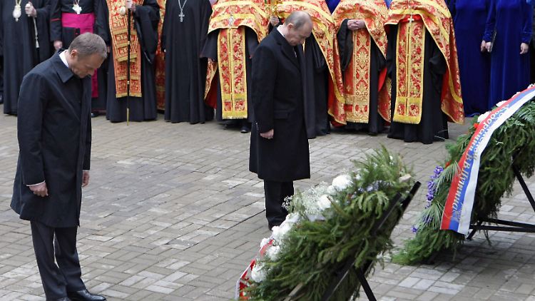 Der russische Ministerpräsident Wladimir Putin und sein polnischer Kollege Donald Tusk gedenken der Opfer des Massakers von Katyn.