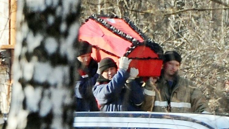 Die sterblichen Überreste der Passagiere der Unglücksmaschine werden auf Anweisung Putins nach Moskau gebracht.