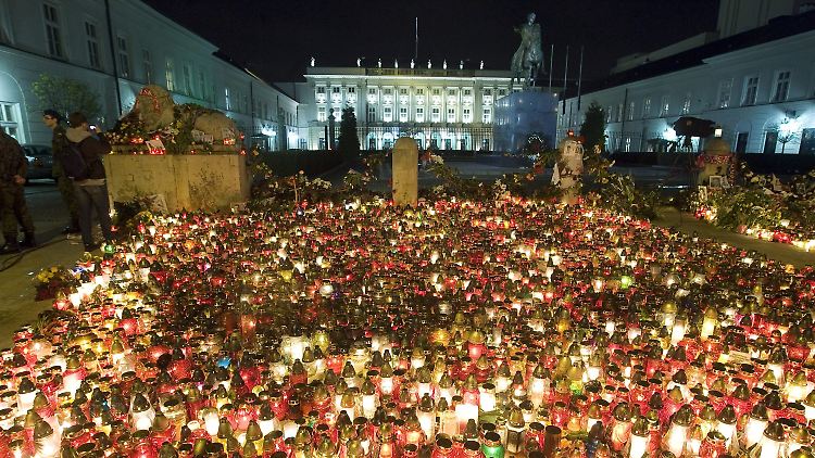 Blumen und Kerzen vor dem Präsidentenpalast in Warschau.