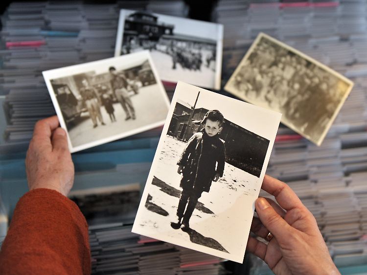 Die Aufnahme zeigt Stefan Jerzy Zweig im April 1945 nach der Befreiung der Kinder im KZ Buchenwald.
