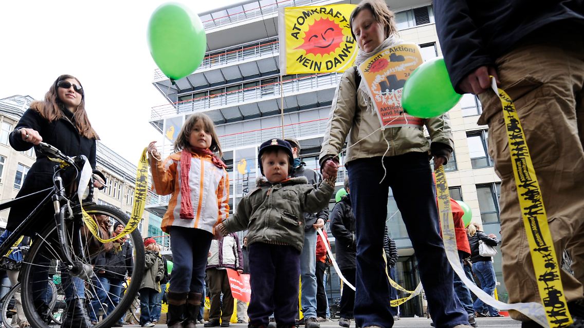 In Berlin bildeten die Demonstranten eine Menschenkette zwischen dem Büros von Vattenfall und RWE.
