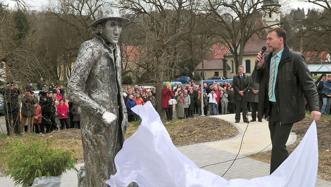 Der Künstler Friedrich Frankowitsch enthüllt das von ihm gestaltete Denkmal.
