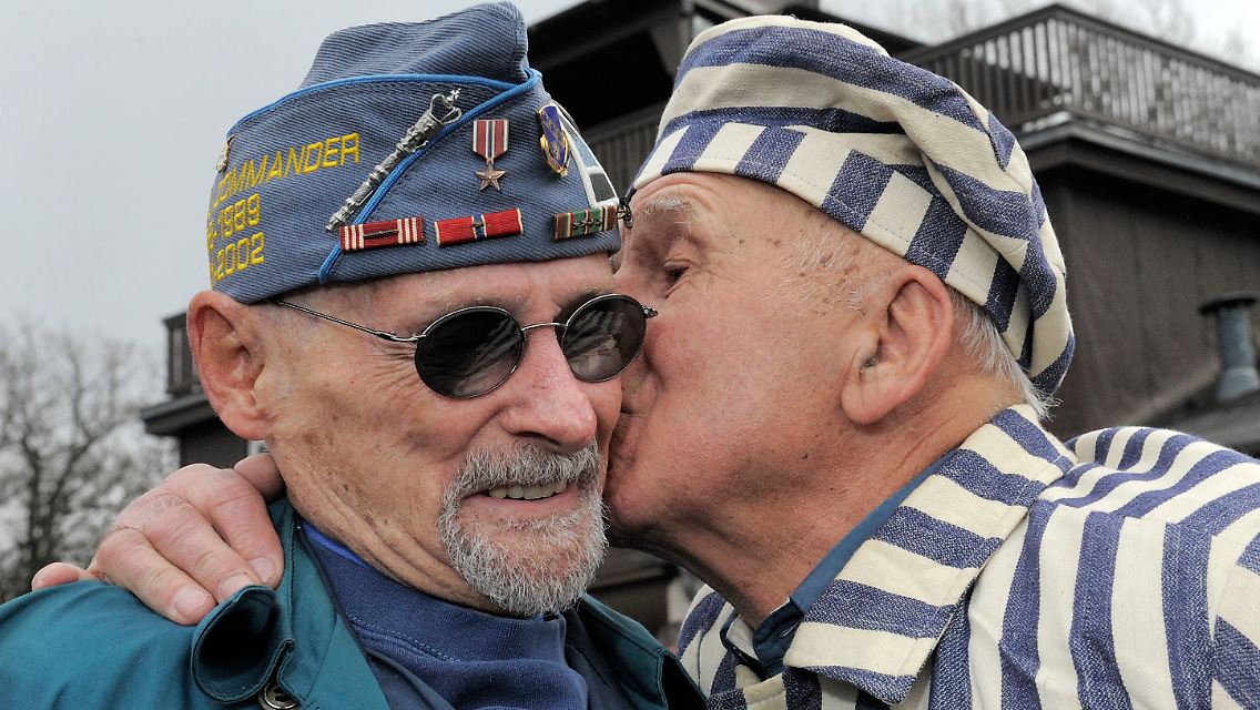 Der Überlebende Viktor Savytskyi aus der Ukraine küsst US-Veteran Clarence H. Brockman.